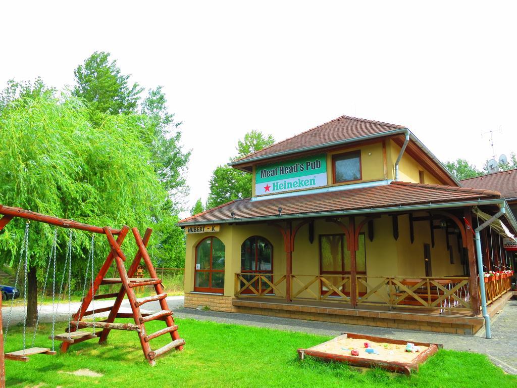 Komárno Guest House Meat Heads Pub מראה חיצוני תמונה