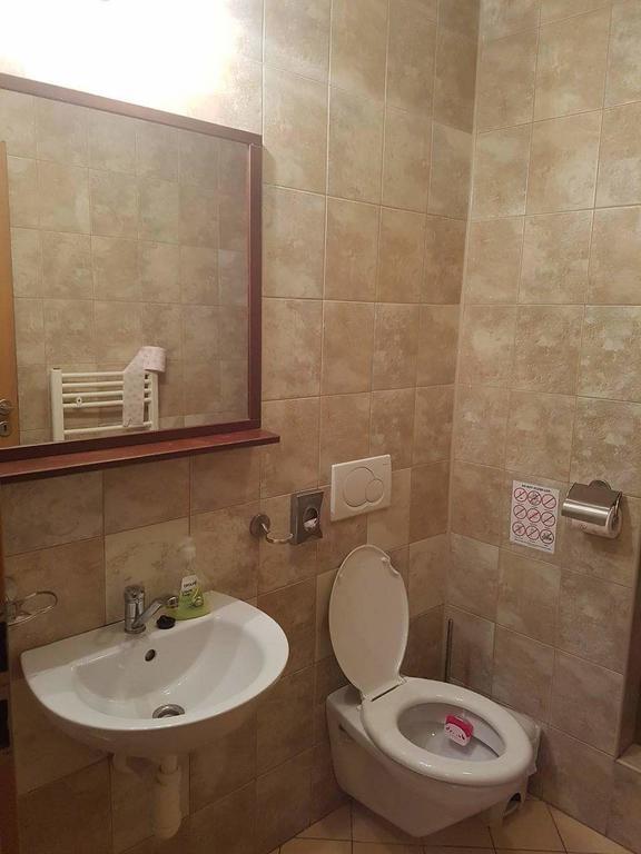 Komárno Guest House Meat Heads Pub מראה חיצוני תמונה